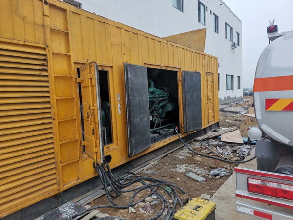 饶平如何在发电机出租合同中约定设备的维修和保养责任？